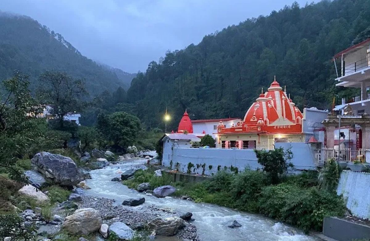 Kainchi Dham to Nainital distance showing Neem Karoli Baba Ashram surrounded by hills on the scenic road to Nainital, Uttarakhand